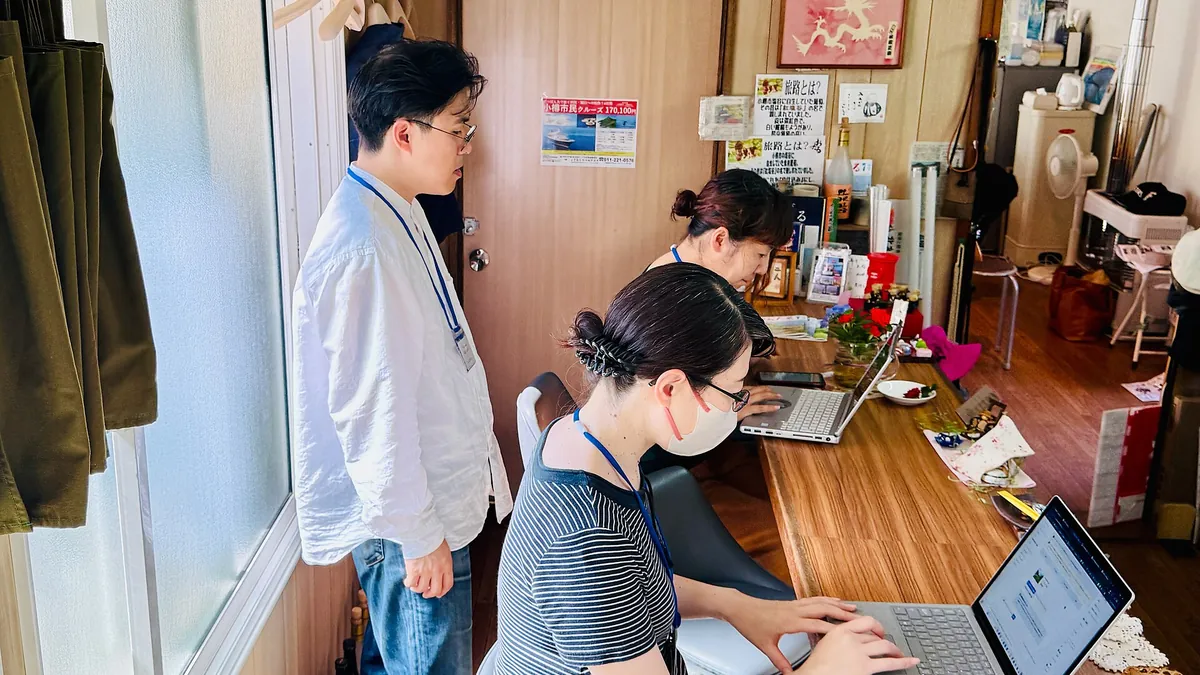 谷歌SEO和谷歌广告的区别（运营 · 人物使用电脑场景）